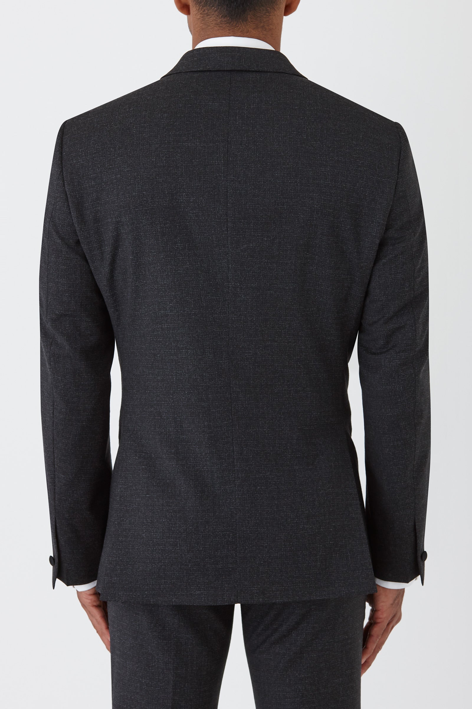 FUS537_JUWAN-DINNER-JACKET_PUES0037C1_CHR_3_bru430_1722366777